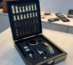 Kit Wine e Play Xadrez Personalizado – Brinde Corporativo Sofisticado com Abridor e Jogo Integrado