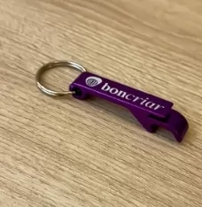 Abridor de Garrafas Cheers Personalizado – Mini Brinde Corporativo em Alumínio com Chaveiro